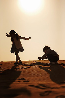 포토 JPG 주간 전신 라이프스타일 여자 남자 딸 아들 어린이 모래 모션 하늘 남매 그림자 서기 사람 앉기 동양인 소녀 소년 야외 두명 옆모습 모래사장 태양 일출 노을 일몰 한국인 가족라이프 충청남도 역광 모래놀이 태안 신두리해안사구 어린이만 국내포토 자연요소 바다 뷰포인트 가족 놀이 인종 생활 모래언덕 충청도 파일형식