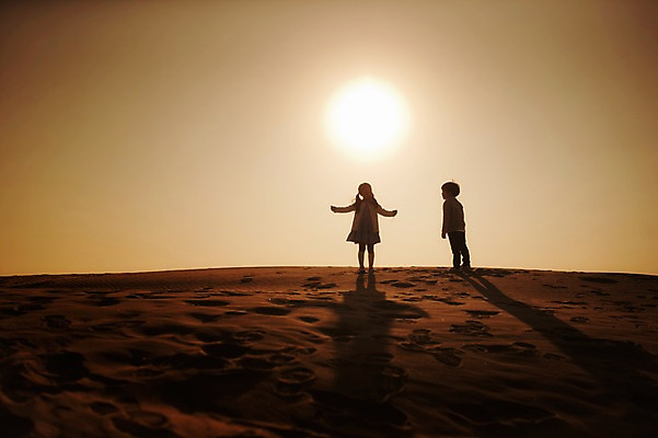 포토 JPG 주간 전신 라이프스타일 여자 남자 딸 아들 어린이 모래 모션 남매 그림자 서기 사람 동양인 소녀 소년 야외 두명 뒷모습 모래사장 태양 일출 노을 일몰 한국인 가족라이프 충청남도 역광 모래놀이 태안 신두리해안사구 어린이만 국내포토 자연요소 바다 뷰포인트 가족 놀이 인종 생활 모래언덕 충청도 파일형식