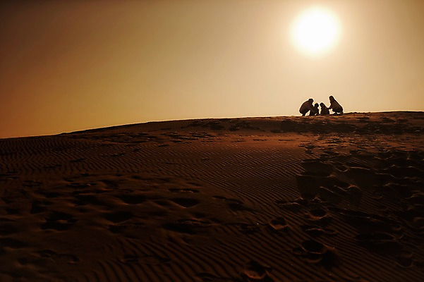 포토 JPG 주간 전신 라이프스타일 여자 남자 딸 실루엣 아들 어린이 모래 가족 모션 엄마 남매 사람 앉기 동양인 여러명 성인 야외 30대 모래사장 태양 일출 노을 일몰 한국인 가족라이프 아빠 충청남도 역광 태안 신두리해안사구 국내포토 자연요소 바다 다수 관계 촬영기법 인종 생활 장년 모래언덕 충청도 파일형식