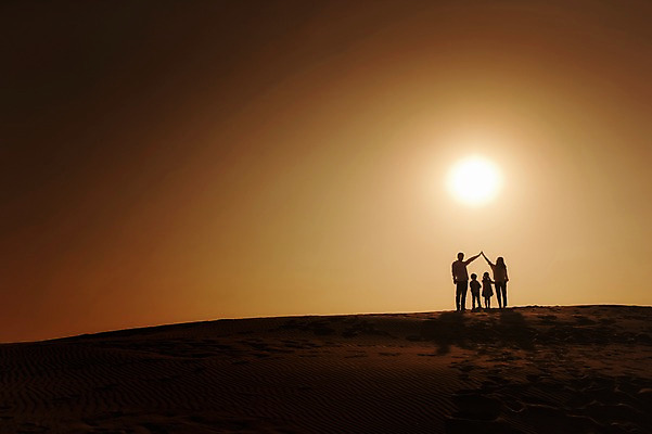 포토 JPG 주간 라이프스타일 여자 남자 딸 실루엣 아들 어린이 가족 모션 엄마 남매 서기 사람 동양인 손짓 여러명 성인 야외 앞모습 30대 모래사장 태양 일출 노을 일몰 한국인 가족라이프 아빠 충청남도 역광 태안 신두리해안사구 국내포토 자연요소 바다 뷰포인트 다수 관계 촬영기법 인종 생활 장년 모래언덕 충청도 파일형식