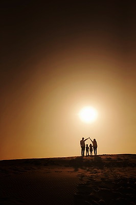 포토 JPG 주간 전신 라이프스타일 여자 남자 딸 실루엣 아들 어린이 모래 가족 모션 엄마 남매 서기 사람 동양인 손짓 여러명 성인 야외 앞모습 30대 모래사장 태양 일출 노을 일몰 한국인 가족라이프 아빠 충청남도 역광 태안 신두리해안사구 국내포토 자연요소 바다 뷰포인트 다수 관계 촬영기법 인종 생활 장년 모래언덕 충청도 파일형식