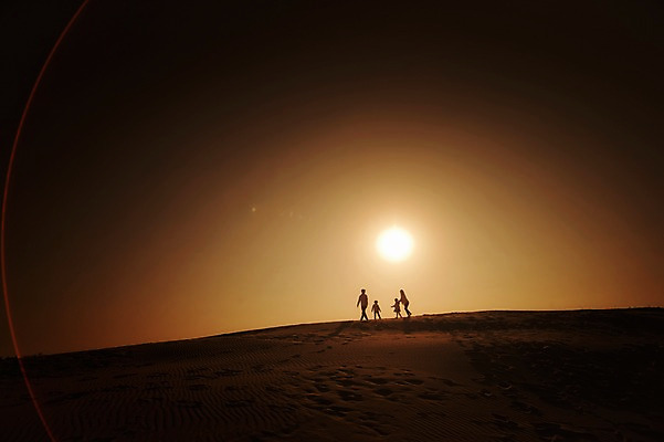 포토 JPG 주간 전신 라이프스타일 여자 남자 딸 실루엣 아들 어린이 가족 모션 하늘 엄마 남매 사람 동양인 여러명 성인 야외 옆모습 30대 모래사장 태양 걷기 일출 노을 일몰 한국인 가족라이프 아빠 충청남도 역광 태안 신두리해안사구 국내포토 자연요소 바다 뷰포인트 다수 관계 촬영기법 인종 생활 장년 모래언덕 충청도 파일형식