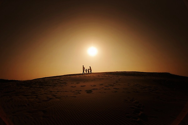 포토 JPG 주간 전신 라이프스타일 여자 남자 딸 실루엣 아들 어린이 가족 모션 엄마 남매 사람 동양인 여러명 성인 야외 옆모습 30대 모래사장 태양 걷기 일출 노을 손잡기 일몰 한국인 가족라이프 아빠 충청남도 역광 태안 신두리해안사구 국내포토 자연요소 바다 뷰포인트 다수 관계 촬영기법 인종 생활 장년 모래언덕 충청도 파일형식