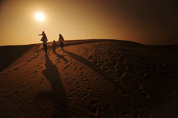 포토 JPG 주간 전신 라이프스타일 여자 남자 딸 실루엣 아들 어린이 가족 모션 엄마 남매 그림자 사람 동양인 여러명 성인 야외 30대 모래사장 태양 걷기 일출 노을 일몰 한국인 가족라이프 목말 아빠 승차 충청남도 역광 태안 신두리해안사구 국내포토 자연요소 바다 다수 관계 촬영기법 인종 생활 장년 모래언덕 충청도 파일형식