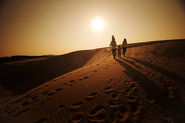 포토 JPG 주간 전신 라이프스타일 여자 남자 딸 실루엣 아들 어린이 가족 모션 엄마 남매 그림자 사람 동양인 여러명 성인 야외 앞모습 30대 모래사장 태양 걷기 일출 노을 일몰 한국인 가족라이프 목말 아빠 승차 충청남도 역광 태안 신두리해안사구 국내포토 자연요소 바다 뷰포인트 다수 관계 촬영기법 인종 생활 장년 모래언덕 충청도 파일형식