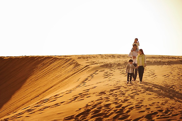 포토 JPG 주간 전신 라이프스타일 여자 남자 딸 아들 어린이 모래 가족 모션 하늘 엄마 남매 그림자 사람 동양인 여러명 성인 야외 앞모습 30대 모래사장 걷기 노을 산책 한국인 가족라이프 목말 아빠 승차 충청남도 태안 신두리해안사구 국내포토 자연요소 바다 뷰포인트 다수 관계 휴식 인종 생활 장년 모래언덕 충청도 파일형식
