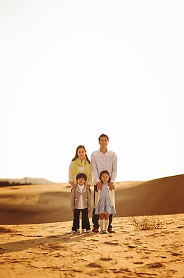 포토 JPG 주간 전신 라이프스타일 여자 남자 딸 아들 어린이 모래 가족 모션 하늘 엄마 남매 서기 사람 동양인 여러명 성인 야외 앞모습 30대 모래사장 노을 산책 한국인 가족라이프 아빠 충청남도 태안 신두리해안사구 국내포토 자연요소 바다 뷰포인트 다수 관계 휴식 인종 생활 장년 모래언덕 충청도 파일형식