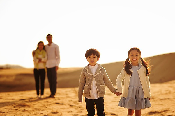 포토 JPG 주간 전신 라이프스타일 여자 남자 딸 아들 어린이 모래 가족 모션 엄마 남매 미소 사람 동양인 여러명 상반신 성인 야외 앞모습 아웃포커스 30대 모래사장 걷기 노을 손잡기 산책 한국인 가족라이프 아빠 충청남도 태안 신두리해안사구 국내포토 자연요소 바다 뷰포인트 다수 관계 휴식 촬영기법 표정 인종 생활 장년 모래언덕 충청도 파일형식