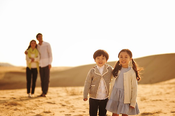 포토 JPG 주간 전신 라이프스타일 여자 남자 딸 아들 어린이 모래 가족 모션 하늘 엄마 남매 미소 사람 동양인 여러명 상반신 성인 야외 앞모습 아웃포커스 30대 모래사장 걷기 노을 손잡기 산책 한국인 가족라이프 아빠 충청남도 태안 신두리해안사구 국내포토 자연요소 바다 뷰포인트 다수 관계 휴식 촬영기법 표정 인종 생활 장년 모래언덕 충청도 파일형식