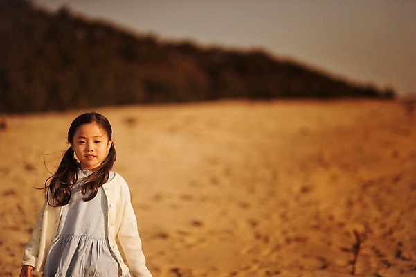 포토 JPG 주간 라이프스타일 여자 딸 어린이 모래 모션 한명 서기 사람 동양인 소녀 상반신 야외 앞모습 모래사장 걷기 일출 노을 일몰 산책 한국인 가족라이프 충청남도 태안 신두리해안사구 소녀한명만 국내포토 자연요소 1 바다 뷰포인트 가족 휴식 인종 생활 모래언덕 충청도 여자한명만 소녀만 파일형식