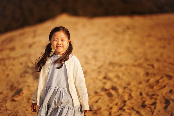 포토 JPG 주간 라이프스타일 여자 딸 어린이 모래 모션 한명 미소 사람 동양인 소녀 상반신 야외 앞모습 모래사장 걷기 일출 노을 일몰 산책 한국인 가족라이프 충청남도 태안 신두리해안사구 소녀한명만 국내포토 자연요소 1 바다 뷰포인트 가족 휴식 표정 인종 생활 모래언덕 충청도 여자한명만 소녀만 파일형식