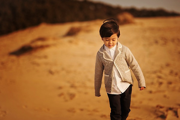 포토 JPG 주간 라이프스타일 남자 아들 어린이 모래 모션 한명 사람 동양인 소년 상반신 야외 앞모습 모래사장 걷기 일출 노을 일몰 산책 한국인 가족라이프 충청남도 태안 신두리해안사구 소년한명만 국내포토 자연요소 1 바다 뷰포인트 가족 휴식 인종 생활 모래언덕 충청도 남자한명만 소년만 파일형식