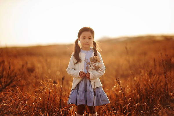 포토 JPG 주간 라이프스타일 여자 딸 어린이 모션 하늘 갈대 한명 서기 미소 들기 사람 동양인 소녀 상반신 야외 앞모습 일출 노을 일몰 한국인 가족라이프 충청남도 갈대밭 태안 신두리해안사구 소녀한명만 국내포토 자연요소 식물 1 뷰포인트 가족 표정 인종 생활 모래언덕 충청도 여자한명만 소녀만 파일형식 갈대_식물