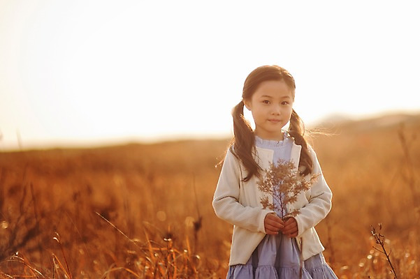 포토 JPG 주간 라이프스타일 여자 딸 어린이 모션 갈대 한명 서기 미소 들기 사람 동양인 소녀 상반신 야외 앞모습 일출 노을 일몰 한국인 가족라이프 충청남도 갈대밭 태안 신두리해안사구 소녀한명만 국내포토 자연요소 식물 1 뷰포인트 가족 표정 인종 생활 모래언덕 충청도 여자한명만 소녀만 파일형식 갈대_식물