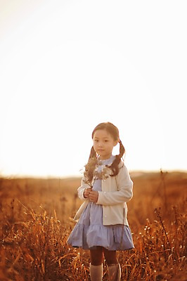 포토 JPG 주간 라이프스타일 여자 딸 어린이 모션 하늘 갈대 한명 서기 미소 들기 사람 동양인 소녀 상반신 야외 앞모습 일출 노을 일몰 한국인 가족라이프 충청남도 갈대밭 태안 신두리해안사구 소녀한명만 국내포토 자연요소 식물 1 뷰포인트 가족 표정 인종 생활 모래언덕 충청도 여자한명만 소녀만 파일형식 갈대_식물