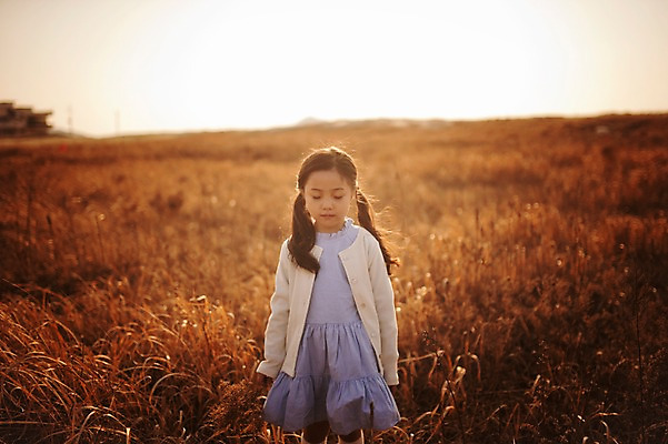 포토 JPG 주간 라이프스타일 여자 딸 어린이 모션 갈대 한명 서기 사람 동양인 소녀 상반신 야외 앞모습 일출 노을 눈감음 일몰 한국인 가족라이프 충청남도 갈대밭 태안 신두리해안사구 소녀한명만 국내포토 자연요소 식물 1 뷰포인트 가족 인종 생활 모래언덕 충청도 여자한명만 소녀만 파일형식 갈대_식물