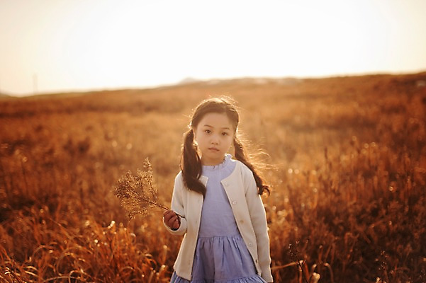 포토 JPG 주간 라이프스타일 여자 딸 어린이 모션 하늘 갈대 한명 들기 사람 동양인 소녀 상반신 야외 앞모습 모래사장 걷기 일출 노을 일몰 한국인 가족라이프 충청남도 갈대밭 태안 신두리해안사구 소녀한명만 국내포토 자연요소 식물 1 바다 뷰포인트 가족 인종 생활 모래언덕 충청도 여자한명만 소녀만 파일형식 갈대_식물