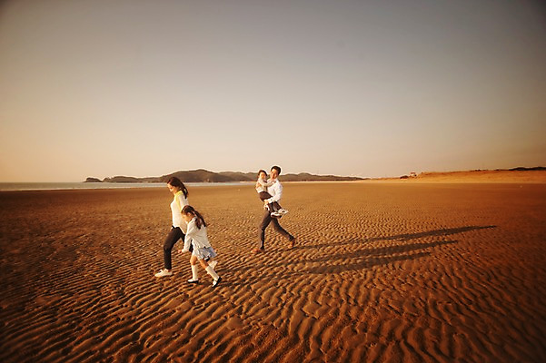 포토 JPG 주간 전신 라이프스타일 여자 남자 딸 아들 어린이 가족 안기 모션 하늘 엄마 남매 그림자 사람 동양인 소녀 소년 여러명 성인 해변 야외 옆모습 30대 걷기 일출 노을 손잡기 일몰 산책 한국인 가족라이프 아빠 충청남도 태안 신두리해변 국내포토 자연요소 바다 뷰포인트 다수 관계 휴식 인종 생활 장년 충청도 파일형식