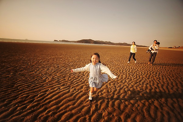 포토 JPG 주간 전신 라이프스타일 여자 남자 딸 아들 어린이 가족 안기 모션 하늘 엄마 팔벌리기 남매 사람 동양인 소녀 소년 여러명 성인 해변 야외 앞모습 30대 달리기 걷기 일출 노을 일몰 산책 한국인 가족라이프 아빠 충청남도 태안 신두리해변 국내포토 자연요소 바다 뷰포인트 다수 관계 휴식 인종 생활 장년 충청도 파일형식