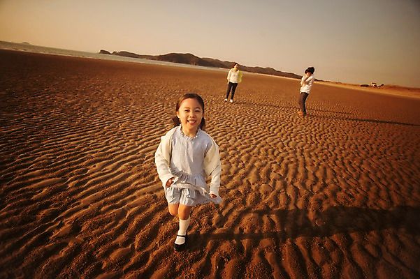 포토 JPG 주간 전신 라이프스타일 여자 남자 딸 아들 어린이 가족 모션 하늘 엄마 남매 그림자 사람 동양인 소녀 소년 여러명 성인 해변 야외 앞모습 30대 걷기 일출 노을 일몰 산책 한국인 가족라이프 아빠 충청남도 태안 신두리해변 국내포토 자연요소 바다 뷰포인트 다수 관계 휴식 인종 생활 장년 충청도 파일형식