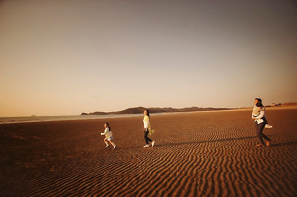 포토 JPG 주간 전신 라이프스타일 여자 남자 딸 아들 어린이 가족 안기 모션 하늘 엄마 남매 사람 동양인 소녀 소년 여러명 성인 해변 야외 앞모습 옆모습 30대 달리기 걷기 일출 노을 일몰 산책 한국인 가족라이프 아빠 충청남도 태안 신두리해변 국내포토 자연요소 바다 뷰포인트 다수 관계 휴식 인종 생활 장년 충청도 파일형식