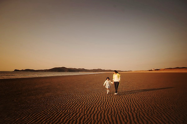 포토 JPG 주간 전신 라이프스타일 여자 딸 어린이 가족 모션 하늘 모녀 엄마 그림자 사람 동양인 성인 해변 야외 두명 앞모습 30대 걷기 일출 노을 손잡기 일몰 산책 한국인 가족라이프 충청남도 태안 신두리해변 여자만 국내포토 자연요소 바다 뷰포인트 관계 휴식 인종 생활 장년 충청도 파일형식