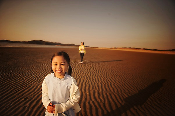포토 JPG 주간 전신 라이프스타일 여자 딸 어린이 가족 모션 하늘 모녀 엄마 그림자 서기 미소 사람 동양인 성인 해변 야외 두명 앞모습 아웃포커스 30대 일출 노을 일몰 산책 한국인 가족라이프 충청남도 태안 신두리해변 여자만 국내포토 자연요소 바다 뷰포인트 관계 휴식 촬영기법 표정 인종 생활 장년 충청도 파일형식