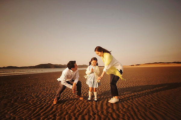 포토 JPG 주간 전신 라이프스타일 여자 남자 딸 어린이 가족 모션 하늘 엄마 그림자 서기 사람 동양인 소녀 성인 해변 야외 앞모습 세명 30대 일출 노을 일몰 한국인 가족라이프 아빠 충청남도 태안 신두리해변 국내포토 자연요소 바다 뷰포인트 관계 인종 생활 장년 충청도 파일형식