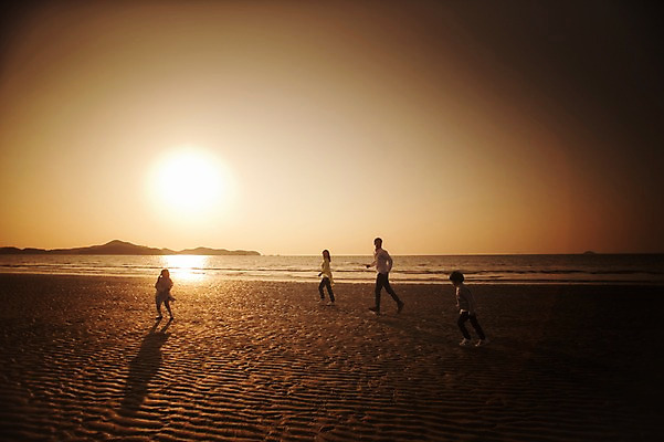 포토 JPG 주간 전신 라이프스타일 여자 남자 딸 실루엣 아들 어린이 가족 모션 하늘 엄마 남매 그림자 사람 동양인 소녀 소년 여러명 성인 해변 야외 30대 태양 걷기 일출 노을 일몰 산책 한국인 가족라이프 아빠 충청남도 역광 태안 신두리해변 국내포토 자연요소 바다 다수 관계 휴식 촬영기법 인종 생활 장년 충청도 파일형식
