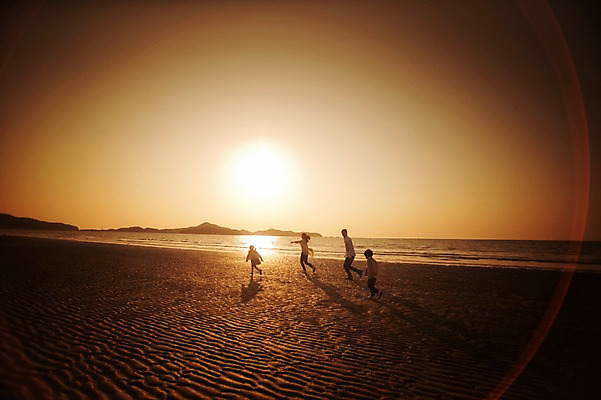 포토 JPG 주간 전신 라이프스타일 여자 남자 딸 실루엣 아들 어린이 가족 모션 하늘 엄마 남매 그림자 사람 동양인 소녀 소년 여러명 성인 해변 야외 30대 태양 걷기 일출 노을 일몰 산책 한국인 가족라이프 아빠 충청남도 역광 태안 신두리해변 국내포토 자연요소 바다 다수 관계 휴식 촬영기법 인종 생활 장년 충청도 파일형식