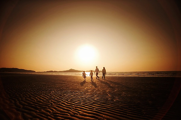 포토 JPG 주간 전신 라이프스타일 여자 남자 딸 실루엣 아들 어린이 가족 모션 하늘 엄마 남매 그림자 사람 동양인 소녀 소년 여러명 성인 해변 야외 앞모습 30대 태양 걷기 일출 노을 일몰 산책 한국인 가족라이프 아빠 충청남도 역광 태안 신두리해변 국내포토 자연요소 바다 뷰포인트 다수 관계 휴식 촬영기법 인종 생활 장년 충청도 파일형식