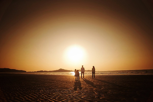 포토 JPG 주간 전신 라이프스타일 여자 남자 딸 실루엣 아들 어린이 가족 모션 하늘 엄마 남매 그림자 사람 동양인 소녀 소년 여러명 성인 해변 야외 앞모습 30대 태양 걷기 일출 노을 일몰 산책 한국인 가족라이프 아빠 충청남도 역광 태안 신두리해변 국내포토 자연요소 바다 뷰포인트 다수 관계 휴식 촬영기법 인종 생활 장년 충청도 파일형식