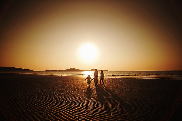 포토 JPG 주간 전신 라이프스타일 여자 남자 딸 실루엣 아들 어린이 가족 모션 하늘 엄마 남매 그림자 사람 동양인 소녀 소년 여러명 성인 해변 야외 30대 태양 걷기 일출 노을 손잡기 일몰 산책 한국인 가족라이프 아빠 충청남도 역광 태안 신두리해변 국내포토 자연요소 바다 다수 관계 휴식 촬영기법 인종 생활 장년 충청도 파일형식