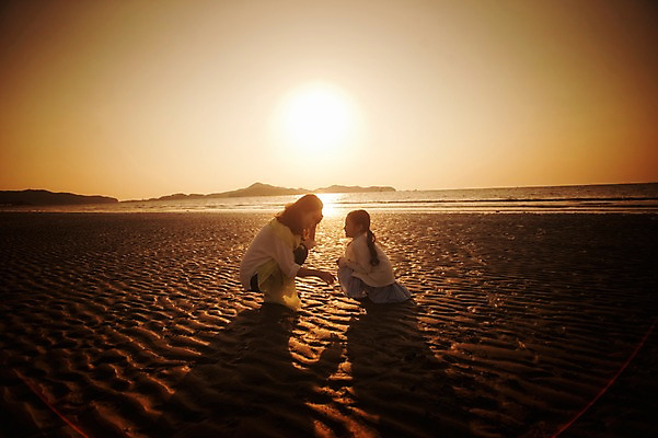 포토 JPG 주간 라이프스타일 여자 딸 어린이 가족 모션 놀이 하늘 모녀 엄마 그림자 사람 앉기 동양인 손짓 성인 해변 야외 두명 옆모습 30대 태양 일출 노을 일몰 한국인 가족라이프 충청남도 역광 태안 신두리해변 여자만 국내포토 자연요소 바다 뷰포인트 관계 인종 생활 장년 충청도 파일형식