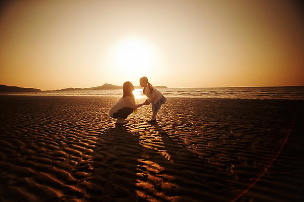 포토 JPG 주간 라이프스타일 여자 딸 어린이 가족 모션 하늘 엄마 그림자 서기 사람 앉기 동양인 성인 해변 야외 두명 옆모습 30대 태양 일출 노을 손잡기 일몰 한국인 가족라이프 충청남도 역광 태안 신두리해변 여자만 국내포토 자연요소 바다 뷰포인트 관계 인종 생활 장년 충청도 파일형식