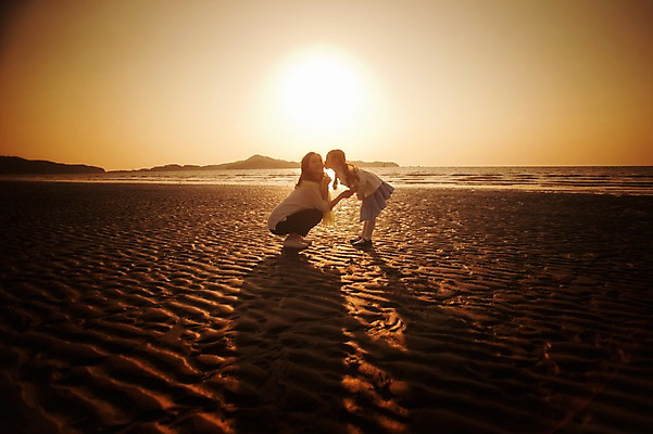 포토 JPG 주간 전신 라이프스타일 여자 딸 어린이 가족 모션 하늘 엄마 키스 그림자 서기 사람 앉기 동양인 성인 해변 야외 두명 옆모습 30대 태양 일출 노을 손잡기 일몰 한국인 가족라이프 충청남도 역광 태안 신두리해변 여자만 국내포토 자연요소 바다 뷰포인트 관계 인종 생활 장년 애정표현 충청도 파일형식