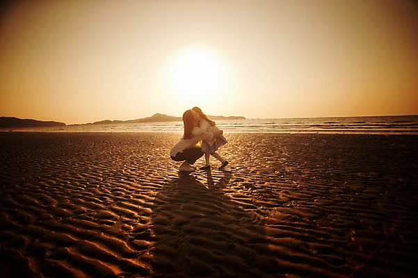 포토 JPG 주간 전신 라이프스타일 여자 딸 어린이 가족 모션 포옹 하늘 엄마 그림자 서기 사람 앉기 동양인 성인 해변 야외 두명 옆모습 30대 태양 일출 노을 일몰 한국인 가족라이프 충청남도 역광 태안 신두리해변 여자만 국내포토 자연요소 바다 뷰포인트 관계 안기 인종 생활 장년 충청도 파일형식