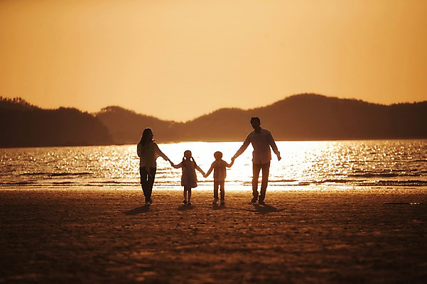 포토 JPG 주간 전신 라이프스타일 여자 남자 딸 실루엣 아들 어린이 가족 모션 하늘 엄마 남매 그림자 서기 사람 동양인 소녀 소년 여러명 성인 해변 야외 뒷모습 30대 일출 노을 손잡기 일몰 산책 한국인 가족라이프 아빠 충청남도 역광 태안 신두리해변 국내포토 자연요소 바다 뷰포인트 다수 관계 휴식 촬영기법 인종 생활 장년 충청도 파일형식