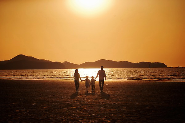 포토 JPG 주간 전신 라이프스타일 여자 남자 딸 실루엣 아들 어린이 가족 모션 하늘 엄마 남매 그림자 서기 사람 동양인 소녀 소년 여러명 성인 해변 야외 뒷모습 30대 태양 일출 노을 손잡기 일몰 산책 한국인 가족라이프 아빠 충청남도 역광 태안 신두리해변 국내포토 자연요소 바다 뷰포인트 다수 관계 휴식 촬영기법 인종 생활 장년 충청도 파일형식