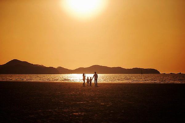 포토 JPG 주간 전신 라이프스타일 여자 남자 딸 아들 어린이 가족 모션 엄마 남매 그림자 서기 사람 동양인 소녀 소년 여러명 성인 해변 야외 뒷모습 30대 태양 일출 노을 손잡기 일몰 산책 한국인 가족라이프 아빠 충청남도 역광 태안 신두리해변 국내포토 자연요소 바다 뷰포인트 다수 관계 휴식 인종 생활 장년 충청도 파일형식