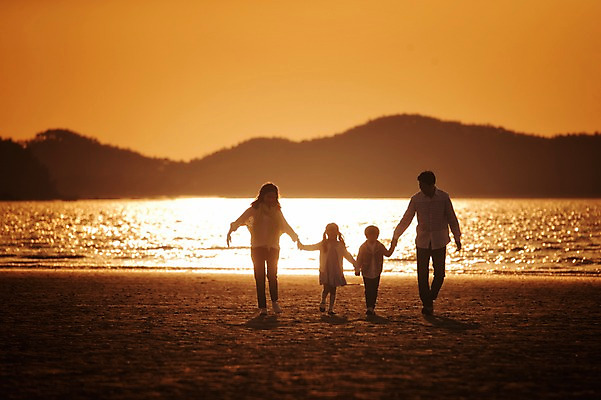 포토 JPG 주간 라이프스타일 여자 남자 딸 실루엣 아들 어린이 가족 모션 하늘 엄마 남매 그림자 사람 동양인 소녀 소년 여러명 성인 해변 야외 앞모습 30대 걷기 일출 노을 손잡기 일몰 산책 한국인 가족라이프 아빠 충청남도 역광 태안 신두리해변 국내포토 자연요소 바다 뷰포인트 다수 관계 휴식 촬영기법 인종 생활 장년 충청도 파일형식
