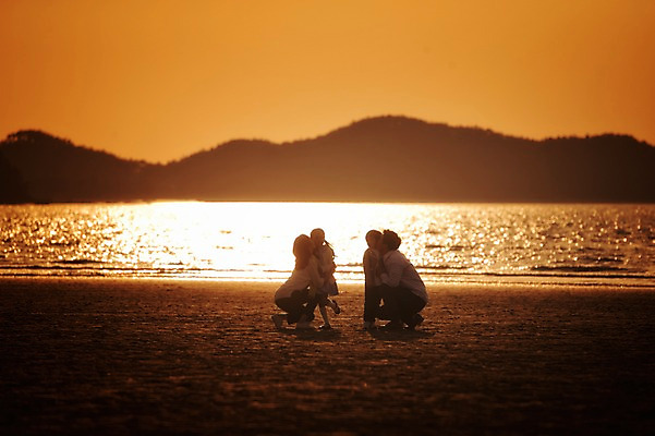 포토 JPG 주간 전신 라이프스타일 여자 남자 딸 아들 어린이 가족 안기 모션 하늘 엄마 키스 남매 서기 사람 앉기 동양인 소녀 소년 여러명 성인 해변 야외 30대 일출 노을 일몰 산책 한국인 가족라이프 아빠 충청남도 태안 신두리해변 국내포토 자연요소 바다 다수 관계 휴식 인종 생활 장년 애정표현 충청도 파일형식