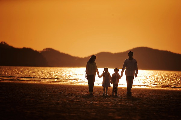 포토 JPG 주간 전신 라이프스타일 여자 남자 딸 아들 어린이 가족 모션 하늘 엄마 남매 사람 동양인 소녀 소년 여러명 성인 해변 야외 앞모습 30대 걷기 일출 노을 손잡기 일몰 산책 한국인 가족라이프 아빠 충청남도 태안 신두리해변 국내포토 자연요소 바다 뷰포인트 다수 관계 휴식 인종 생활 장년 충청도 파일형식