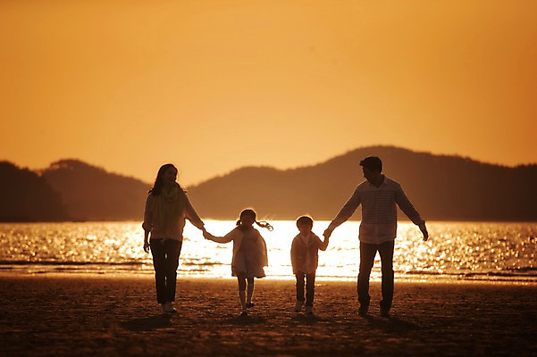 포토 JPG 주간 전신 라이프스타일 여자 남자 딸 아들 어린이 가족 모션 엄마 남매 사람 동양인 소녀 소년 여러명 성인 해변 야외 앞모습 30대 걷기 일출 노을 손잡기 일몰 산책 한국인 가족라이프 아빠 충청남도 태안 신두리해변 국내포토 자연요소 바다 뷰포인트 다수 관계 휴식 인종 생활 장년 충청도 파일형식