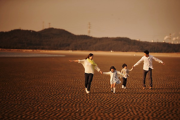 포토 JPG 주간 전신 라이프스타일 여자 남자 딸 아들 어린이 가족 모션 엄마 팔벌리기 남매 사람 동양인 소녀 소년 여러명 성인 해변 야외 앞모습 30대 걷기 일출 노을 손잡기 일몰 산책 한국인 가족라이프 아빠 충청남도 태안 신두리해변 국내포토 자연요소 바다 뷰포인트 다수 관계 휴식 인종 생활 장년 충청도 파일형식