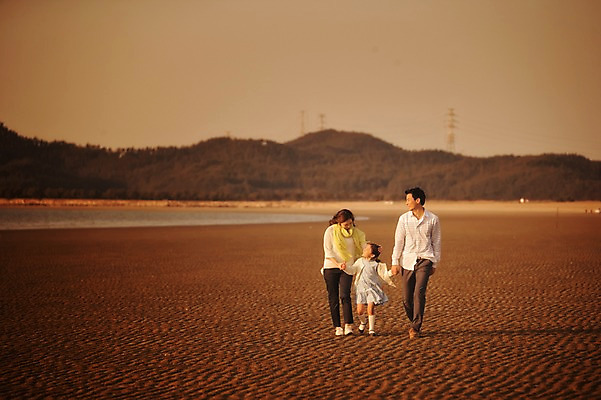 포토 JPG 주간 전신 라이프스타일 여자 남자 딸 어린이 가족 모션 하늘 엄마 사람 동양인 소녀 성인 해변 야외 앞모습 세명 30대 걷기 일출 노을 손잡기 일몰 산책 한국인 가족라이프 아빠 충청남도 태안 신두리해변 국내포토 자연요소 바다 뷰포인트 관계 휴식 인종 생활 장년 충청도 파일형식