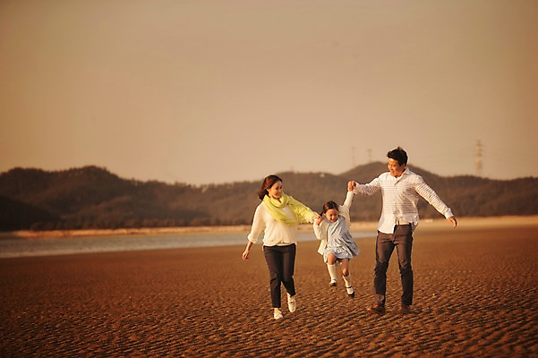 포토 JPG 주간 전신 라이프스타일 여자 남자 딸 어린이 가족 모션 놀이 하늘 엄마 사람 동양인 소녀 성인 해변 야외 세명 30대 걷기 일출 노을 손잡기 일몰 산책 한국인 가족라이프 아빠 충청남도 태안 신두리해변 들어올리기 국내포토 자연요소 바다 관계 휴식 인종 생활 장년 충청도 파일형식