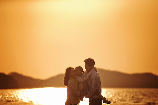 포토 JPG 주간 라이프스타일 여자 남자 딸 어린이 가족 안기 모션 하늘 엄마 서기 사람 동양인 소녀 상반신 성인 해변 야외 세명 30대 일출 노을 일몰 산책 한국인 가족라이프 아빠 충청남도 역광 태안 신두리해변 국내포토 자연요소 바다 관계 휴식 인종 생활 장년 충청도 파일형식