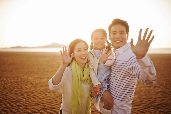 포토 JPG 주간 라이프스타일 여자 남자 딸 어린이 가족 안기 모션 엄마 서기 미소 사람 동양인 손짓 소녀 상반신 성인 해변 야외 세명 30대 햇빛 일출 노을 일몰 산책 한국인 가족라이프 아빠 충청남도 손인사 태안 신두리해변 국내포토 자연요소 바다 관계 휴식 표정 인종 생활 장년 태양 인사 충청도 파일형식