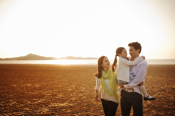 포토 JPG 주간 라이프스타일 여자 남자 딸 어린이 가족 안기 모션 엄마 서기 사람 동양인 소녀 상반신 성인 해변 야외 앞모습 옆모습 세명 30대 일출 노을 일몰 산책 한국인 가족라이프 아빠 충청남도 태안 신두리해변 국내포토 자연요소 바다 뷰포인트 관계 휴식 인종 생활 장년 충청도 파일형식